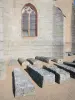 Карре-Ле-могила - Саркофаги Меровингов у подножия церкви Святого Георгия