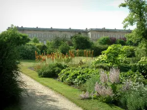 Компьен - Садовый (парковый) замок с растениями, цветами, деревьями и кустарниками, фасад замка на заднем плане