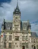 Компьен - Городская ратуша (Flamboyant Gothic Town Hall) и ее звонница с облачным небом