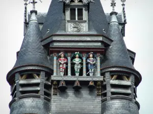 Компьен - Колокольня ратуши и три ее пикантинца
