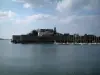 Конкарне - Море, ряд лодок и парусников, город-крепость с его валами