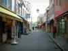 Конкарне - Улица выложена домами с разноцветными фасадами и магазинами
