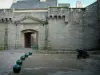Конкарне - Вход в город-крепость с его крепостными стенами и пушкой