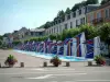 Контраксевиль - Площадь с фонтанами из каррарского мрамора, деревьями и домами курорта