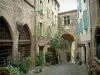 Корд-сюр-Ciel - Окрашенные ворота (укрепленные ворота), в которых находится Музей искусства и истории Charles Portal, мощеные улицы, украшенные цветами и растениями, каменные дома с фасадами, украшенными коваными вывесками, и художественные галереи