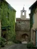 Корд-сюр-Ciel - Асфальтовая аллея, крытые плющом дома и дверь часов