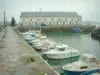 Круаз - Набережная, гавань с лодками и залом