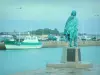Круаз - Статуя Пьера Бугера, лодка пришвартованная у причала, фонарные столбы и грозовое небо