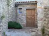 Лабом - Входная дверь каменного дома