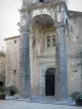Лабом - Портал и колонны крыльца церкви Сен-Пьер-о-Лиен