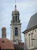Лангры - Колокольня колокольни церкви Святого Мартина и дома старого города