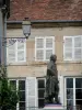 Лангры - Статуя Дени Дидро (работа Фредерика Бартольди), настенный фонарь и фасад старого города