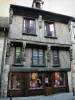 Ла Ферте-Бернар - Фасад старого фахверкового дома украшен скульптурами