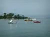 Леринские острова - Остров Сент-Маргерит: море с лодками, пляж, сосны и береговая линия Лазурного берега на заднем плане