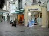 Ле-Сабль-д'Олонн - Торговая улица в центре города с домами и магазинами
