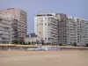 Ле-Сабль-д'Олонн - Песчаный пляж, дома и строения морского курорта
