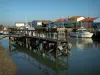 Мареннес - Порт Кайенны: канал, понтон, лодки и красочные кабинки устричного порта