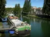 Мелен - Река Сена, пришвартованная баржа, терраса ресторана, берега Сены (берега Сены), фасады города и деревья у кромки воды