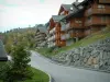 Мерибель - Улица горнолыжного курорта (зимние виды спорта) с коттеджными резиденциями на деревянных балконах