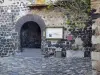 Мирабель - Крыльцо, мощеный пол и каменные фасады поселка