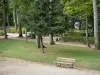 Монбар - Скамейки и деревья в парке Буффон