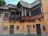 Монморанси - Замок Гайар, в котором находится туристический офис