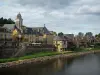 Монтиньяк - Церковь и дома города на берегу реки (Vézère), облачное небо, в Перигор