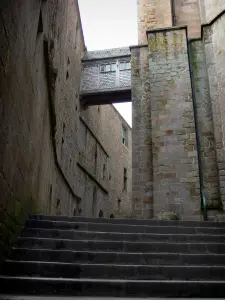 Мон-Сен-Мишель - Бенедиктинское аббатство: Великая степень по интерьеру (лестница и деревянный мост)