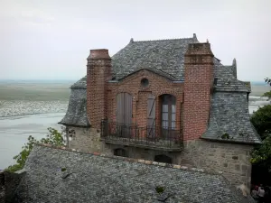 Мон-Сен-Мишель - Дом средневекового города (села) с видом на залив Мон-Сен-Мишель