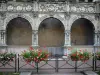 Морэ-сюр-Луан - Фасад дома Франсуа I (отель Шабуй): галерея эпохи Возрождения, украшенная резными деталями; герани (цветы)