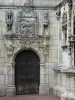Морэ-сюр-Луан - Дверь дома Франсуа I (отель Шабуй) увенчана резной саламандрой