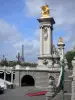Мост Александра III - Мостовые скульптуры