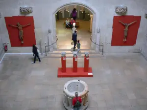 Музей Клюни - Национальный музей средневековья: вид на романский зал и его скульптуры