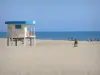 Нарбонн-Plage - Песчаный пляж, спасательная станция морского курорта и Средиземного моря; в муниципалитете Нарбонна, в Региональном природном парке Нарбоннез в Средиземном море