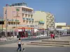 Нарбонн-Plage - Фасады и рестораны на набережной морского курорта; в Региональном природном парке Нарбоннес в Средиземном море