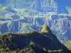 Национальный парк Реюньон - Вид на зеленый пейзаж Цирка де Силаос с перевала Тайбит