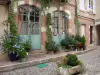 Овиллар - Фасад дома украшен растениями и цветами
