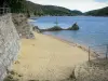 Озеро Вильфор - Песчаный пляж, водохранилище и горы; в Севенском национальном парке