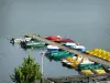 Озеро Лиез - Pays des Quatre Lacs: лодки и водные велосипеды, пришвартованные к понтону, и озеро Лиез