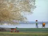 Озеро Мадин - Региональный природный парк Лотарингии - столы для пикника и детская игровая площадка с видом на озеро