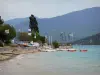Озеро Сен-Круа - Морская база (катамараны, катера) деревни Сент-Круа-дю-Вердон, водоудерживающий изумрудный цвет и холмы; в региональном природном парке Вердон