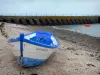 Отменный - Лодка на пляже, море и пирс