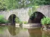Пейзажи Корреза - Ущелья де-ла-Везер: средневековый мост через Сайлант, протекающий через реку Везер; в городе Allassac