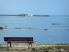 Пейзажи Нормандии - Скамейка с видом на искусственную гавань Шербур-Октевиль, береговой линии полуострова Котентин