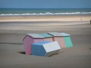 Пейзажи опалового побережья - Песчаный пляж с красочными домиками и морем (Ла-Манш), в Берк-сюр-Мер