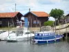 Порт Ларрос - Причаленные лодки и хижины в устричном порту