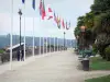По - Прогулочный бульвар Пиренеи с лавками, лампами и флагами; в Беарне