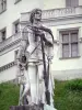 По - Статуя Гастона Феба у подножия замка