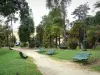 По - Парк Бомонт: аллея, обсаженная скамейками, деревьями и дворцами Бомонт на заднем плане