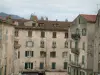 Разрез - Высокие дома в старом городе с жалюзи в Генуе